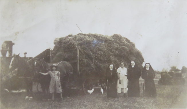 Loretta’s maternal aunts Julia and Sister Regis, grandmother, and two other visiting nuns (left to right) at the Westernville farm, c. 1920s. Photographer unknown. Courtesy of Loretta Lepkowski.